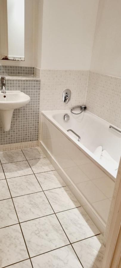 Luxury Canary Wharf Apartment With Free Parking Londra Esterno foto